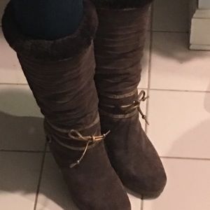 Gorgeous shearling lined brown suede boots